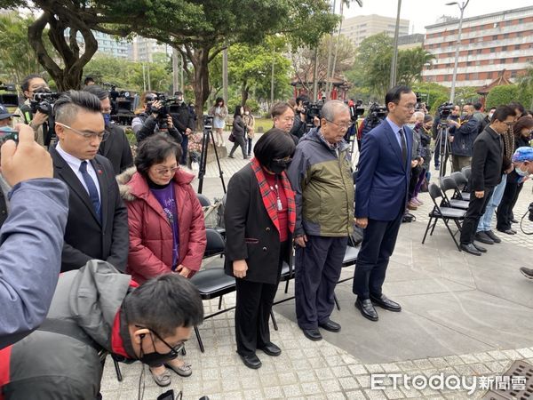 ▲▼  朱立倫上午率黨務主管至228和平紀念公園獻花致意  。（圖／記者崔至雲攝）