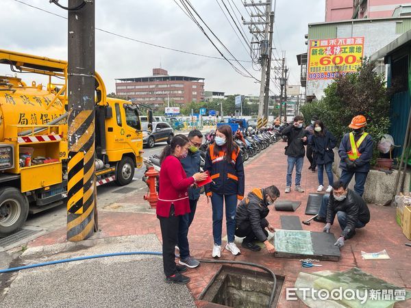 ▲▼(改)新莊美式大賣場周圍持續發臭4天，市府出動大批人馬處理。（圖／民眾提供）