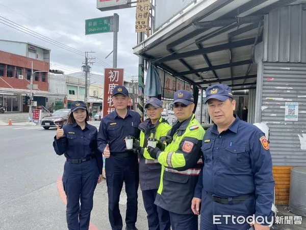 ▲東警分局長帶著熱咖啡前往各交通崗，慰勉員警辛勞。（圖／記者楊漢聲翻攝）