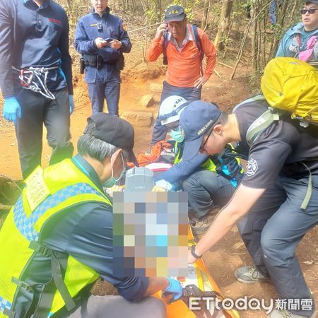 ▲▼爬火炎山昏迷的王姓登山客於25日下午1點50搬運至登山口，由救護車送苑裡李綜合醫院救治。（圖／記者蔡文淵翻攝）