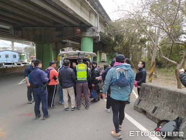 ▲▼爬火炎山昏迷的王姓登山客於25日下午1點50搬運至登山口，由救護車送苑裡李綜合醫院救治。（圖／記者蔡文淵翻攝）