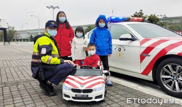 ▲今天是228連續四天假期首日，國道警察推出機動服務站，其中「大小紅班馬」服務，可讓大人休息、小孩體驗小紅斑馬電動車。（圖／記者沈繼昌翻攝）