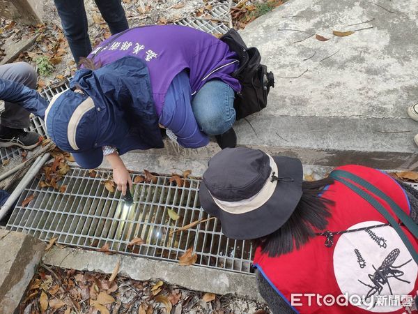 ▲▼ 杜絕校園登革熱源頭 嘉義縣校園沙池水溝落實「巡倒清刷」 。（圖／嘉義縣政府提供）