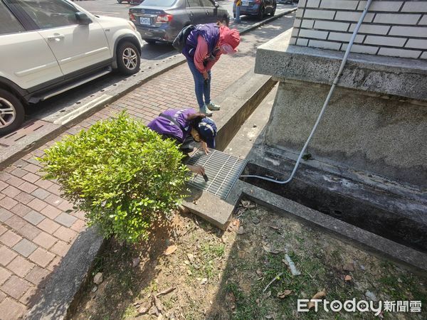 ▲▼ 杜絕校園登革熱源頭 嘉義縣校園沙池水溝落實「巡倒清刷」 。（圖／嘉義縣政府提供）