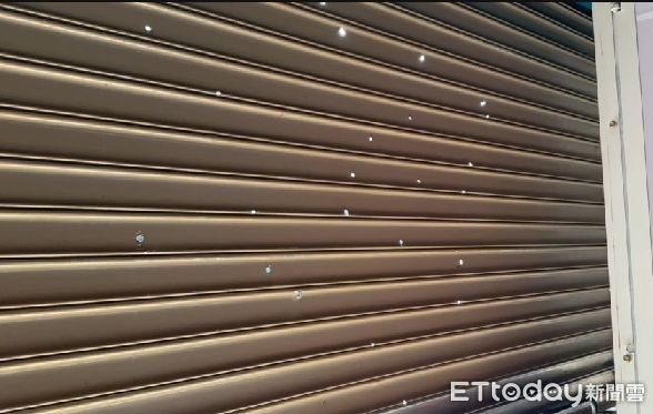 ▲台南學甲88槍槍擊案主嫌洪政軍、槍手孔祥志在逃亡108天後，在大陸落網，刑事局將2嫌押解回台，由檢警帶回台南偵辦，市長黃偉表示感謝肯定 。（圖／記者林悅翻攝，下同）