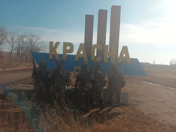 ▲▼ 俄羅斯傭兵組織瓦格納成員在戰略重鎮巴赫姆特附近村落克拉斯納霍拉（Krasna Hora）入口標誌處合影。。（圖／路透）