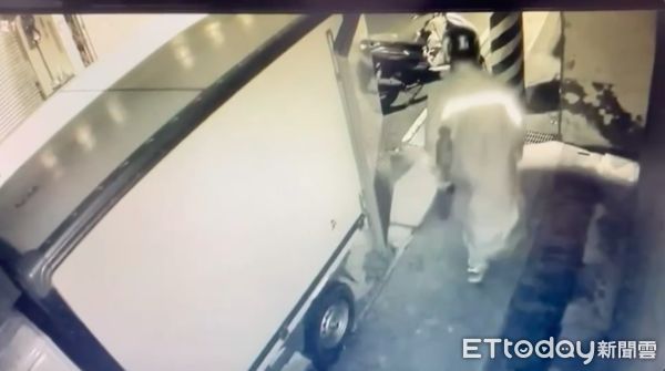 ▲▼失業陳男穿雨衣偷竊貨車觸媒轉換器，鑽進貨車車底行竊，得手後再穿上雨衣離開             。（圖／記者陳以昇翻攝）