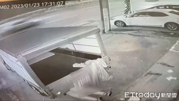 ▲▼失業陳男穿雨衣偷竊貨車觸媒轉換器，鑽進貨車車底行竊，得手後再穿上雨衣離開             。（圖／記者陳以昇翻攝）