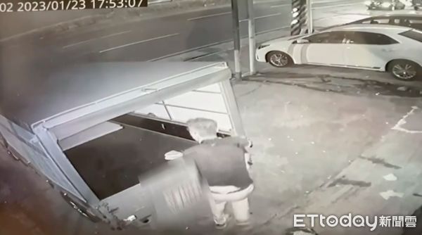 ▲▼失業陳男穿雨衣偷竊貨車觸媒轉換器，鑽進貨車車底行竊，得手後再穿上雨衣離開             。（圖／記者陳以昇翻攝）