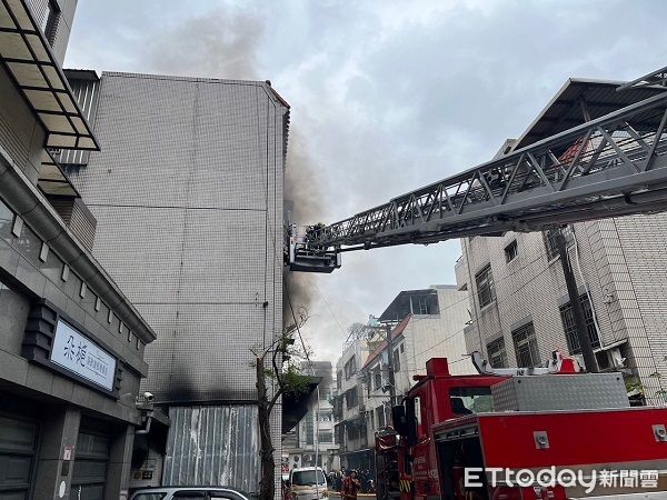 ▲▼消防局出動雲梯車搶救。（圖／桃園園市政府局提供）