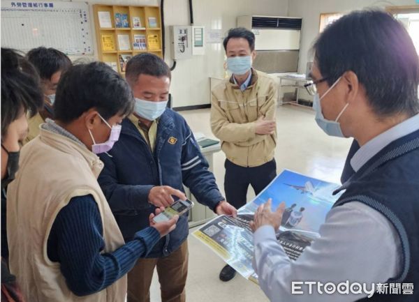 ▲移民署雲林服務站啟動行動服務列車前往到麥寮台塑工業園區，結合通譯人員向宣導擴大自行到案專案。（圖／記者蔡佩旻翻攝）