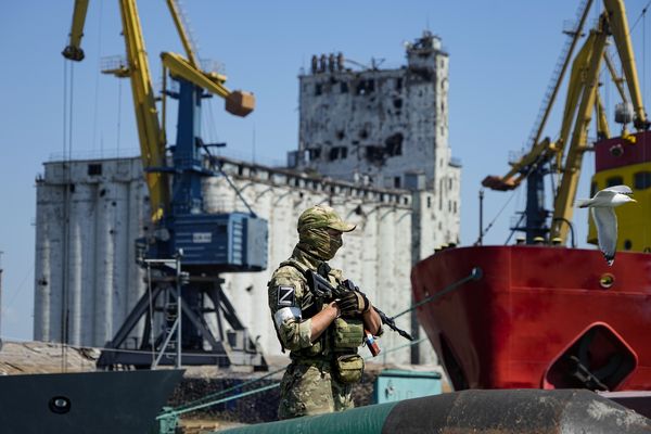 ▲▼ 俄羅斯士兵看守馬力波港口的碼頭。（圖／達志影像／美聯社）
