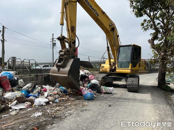 ▲西螺大排遭棄置居家垃圾成山，雲林縣議員、民代協調清運，警方蒐證將逮出丟垃圾民眾。（圖／雲林縣議員李明哲提供）