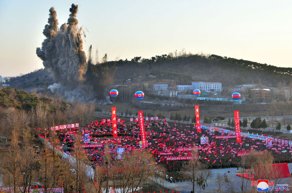 ▲▼北韓平壤西浦地區將興建4100戶新式住宅，金正恩按下爆破按鈕。（圖／路透）