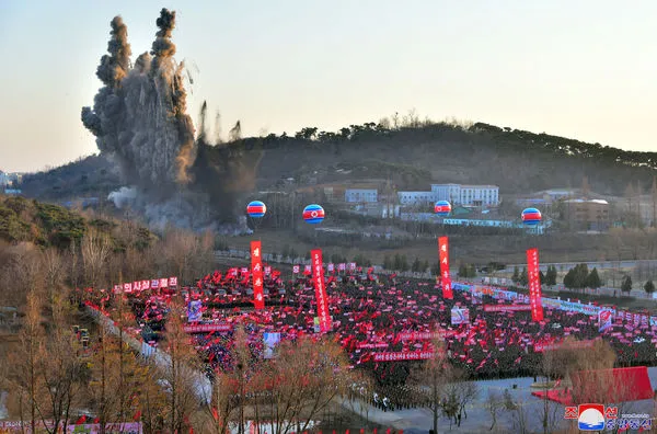 ▲▼北韓平壤西浦地區將興建4100戶新式住宅，金正恩按下爆破按鈕。（圖／路透）