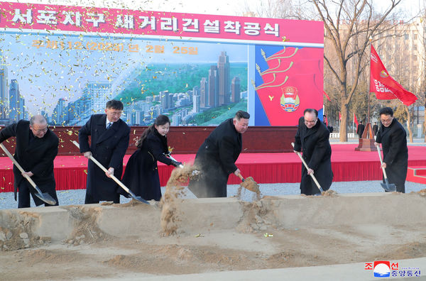 ▲▼金正恩帶著女兒金主愛拿起鏟子挖下動工儀式的第一鋤。（圖／路透）