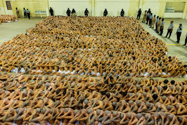 ▲▼薩爾瓦多啟用新的大型監獄，首批轉移2000名囚犯。（圖／路透）
