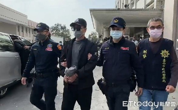 ▲台南市刑大隊長林宏昇表示，確認2嫌涉嫌槍砲、恐嚇、國安法及兩岸人民關係條例罪嫌，將移送台南地檢署歸案偵辦。（圖／記者林悅翻攝，下同）