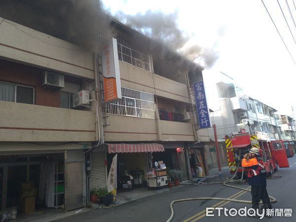 ▲台南安南區大安街發生住宅火警，4戶連棟式建築起火冒煙，消防人員全力滅火。（圖／記者林悅翻攝，下同）