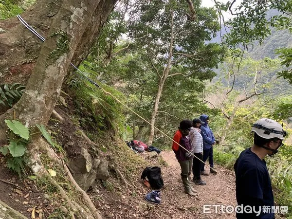 ▲▼一名男子在太魯閣錐麓古道滑落邊坡，警消找到他時已無呼吸心跳。（圖／記者王兆麟翻攝）