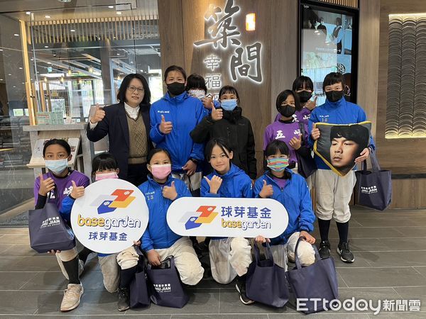 ▲芽基金創辦人中信兄弟球星周思齊與築間餐飲集團攜手招待峰國小女子壘球隊參賽小朋友於築間幸福鍋物用餐。（圖／記者游瓊華翻攝）