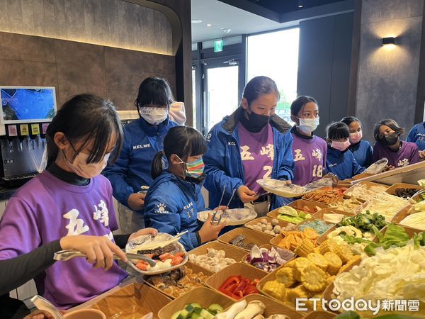 ▲芽基金創辦人中信兄弟球星周思齊與築間餐飲集團攜手招待峰國小女子壘球隊參賽小朋友於築間幸福鍋物用餐。（圖／記者游瓊華翻攝）