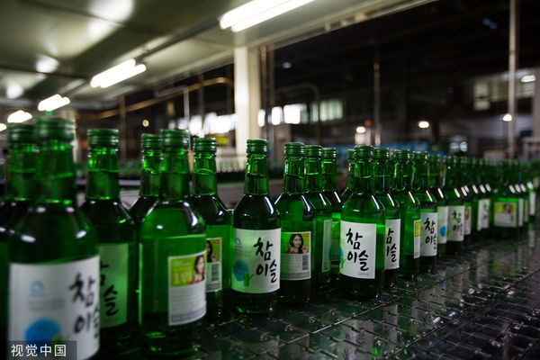 ▲▼南韓當地廠商有意調漲燒酒價格，之後恐將迎來「每瓶燒酒6000韓元」的時代。（圖／CFP）