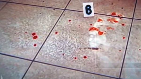 鑑識人員在混亂的現場過濾出11個血點，研判是凶手左手受傷留下。