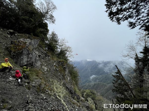 ▲消防局獲報後立即召集關山大隊山域專責隊4名同仁搜救小組前往救援。（圖／記者楊漢聲翻攝）