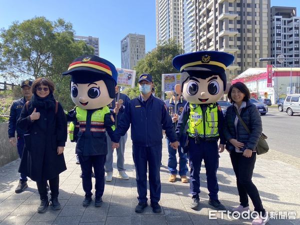 ▲▼ 林口警分局前進大賣場和進香團教導最新的詐騙手法，提升全民的識別詐騙能力。（圖／林口警分局提供）