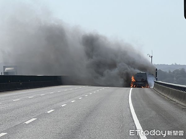 ▲國道3號南下128k發生火燒車事故。（圖／記者蔡文淵翻攝）