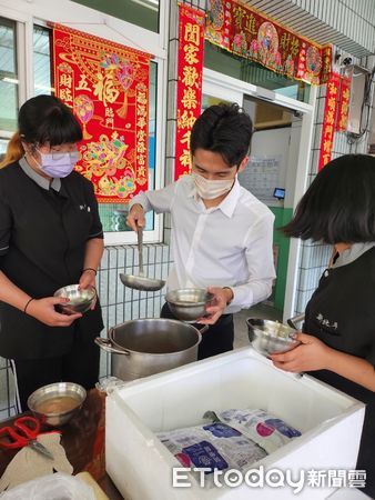 ▲▼  阿榮師啤酒鴨團隊開發銀髮友善食品版豬腳湯。（圖／新北平餐廳提供）