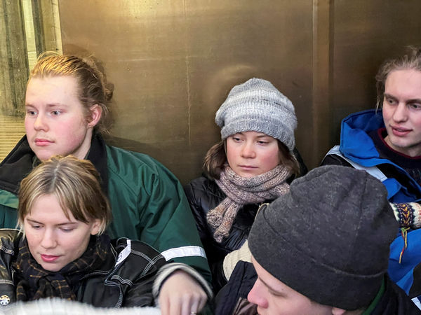 ▲▼瑞典環保少女童貝里（Greta Thunberg）堵住挪威能源部的入口，抗議風力電場。（圖／路透）