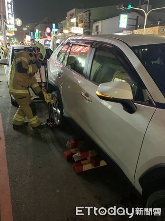 ▲台南市東區裕農路27日晚上7時許發生1起車禍案件，1名年約50歲的女子，疑車禍被壓在自小客車車底下，後甲消防人員以「Hi-Lift」救助方式救人送醫。（圖／民眾提供，下同）