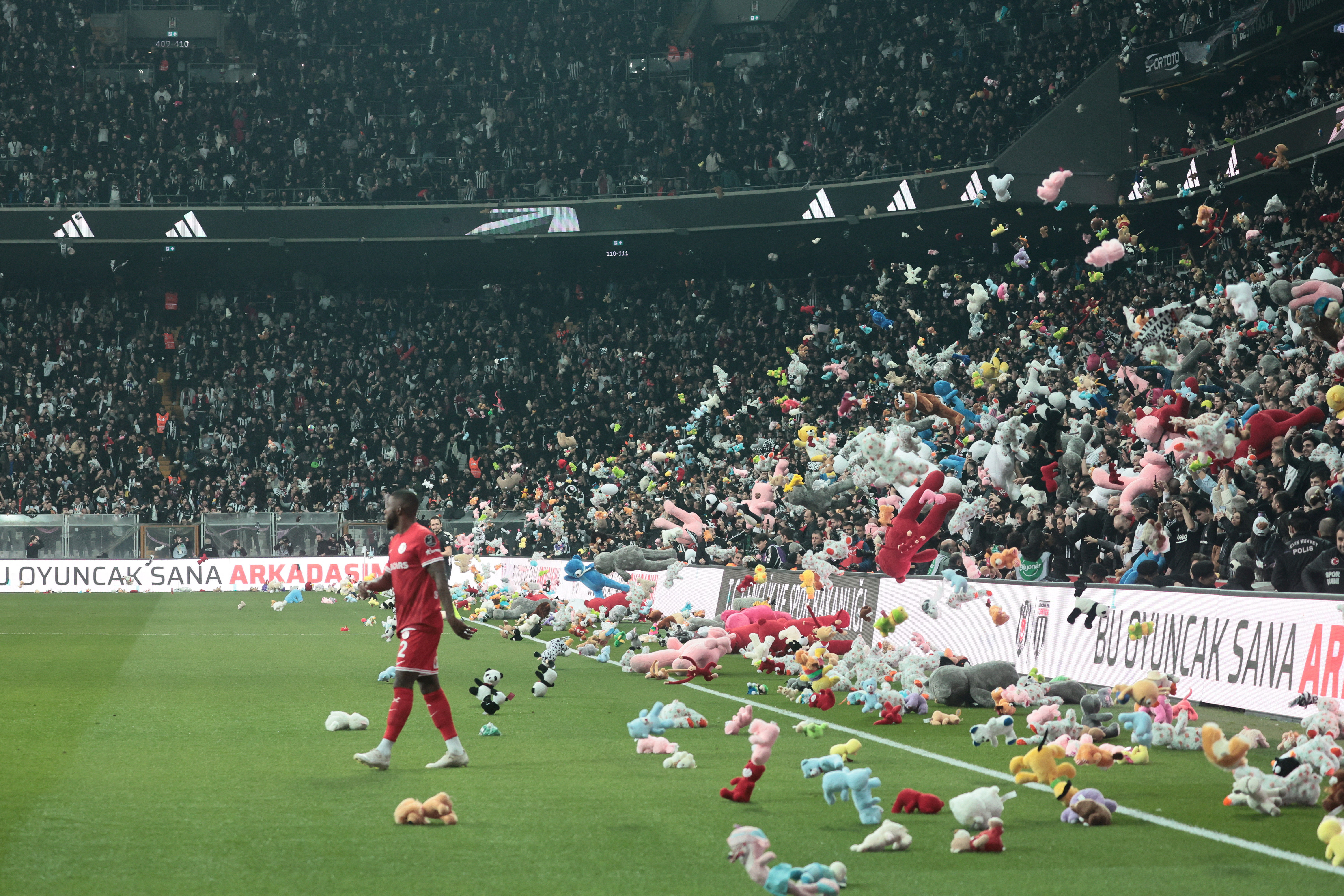▲▼土耳其足球球迷捐出泰迪熊，同時怒罵政府救災不力。（圖／路透）