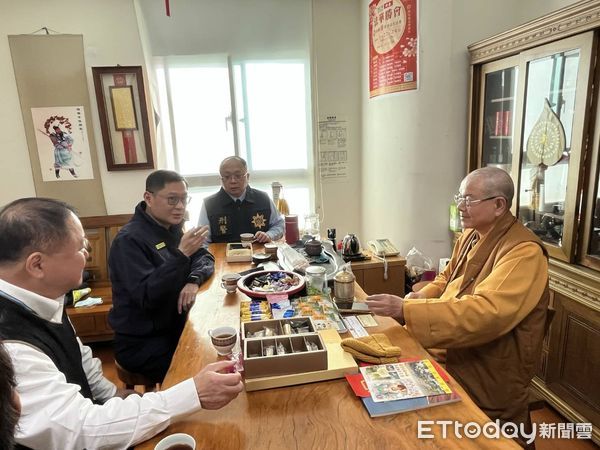 ▲▼土城分局謝龍富分局長拜會禪寺住持，希望藉宗教力量宣導防詐，警方趁誦經晚課前宣導防詐             。（圖／記者陳以昇翻攝）