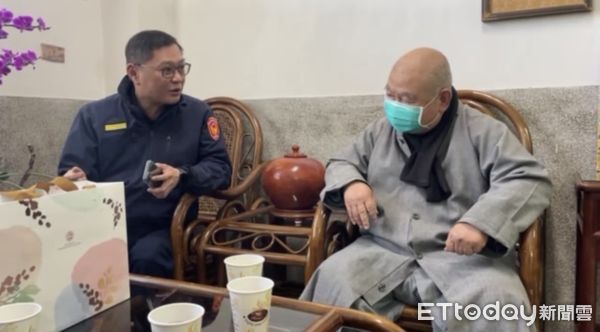 ▲▼土城分局謝龍富分局長拜會禪寺住持，希望藉宗教力量宣導防詐，警方趁誦經晚課前宣導防詐             。（圖／記者陳以昇翻攝）