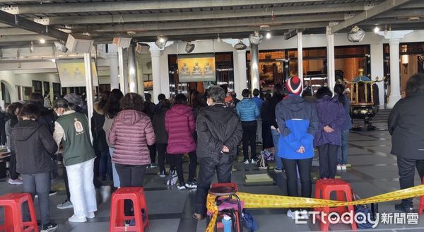 ▲▼土城分局謝龍富分局長拜會禪寺住持，希望藉宗教力量宣導防詐，警方趁誦經晚課前宣導防詐             。（圖／記者陳以昇翻攝）