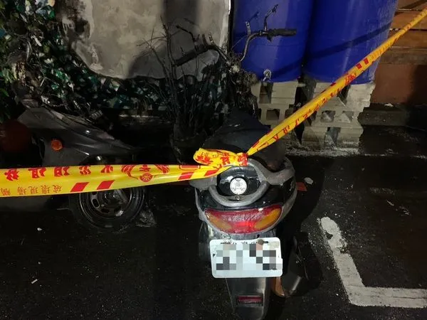 ▲▼三重路邊回收物突然因不明原因起火，3輛機車被燒成廢鐵。（圖／記者游宗樺翻攝）