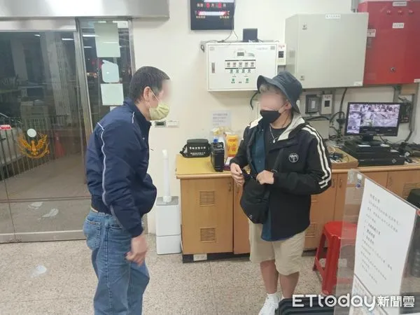 ▲１位馬來西亞留學因隨身皮包遺落在計程車上，皮包有相關證件與信用卡，所以急忙向警方求救，案經永康警方啟動調查約1小時後尋回遺失皮包。（圖／記者林悅翻攝，下同）