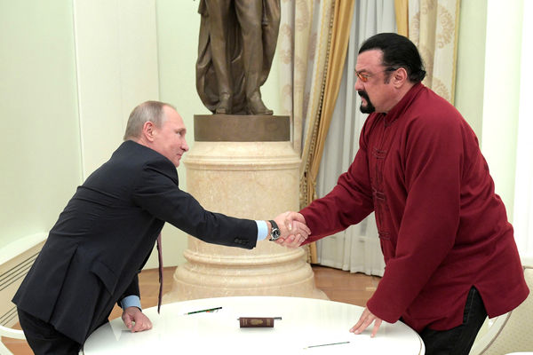 ▲▼俄羅斯總統普丁（左）於2016年11月25日，在克里姆林宮與美國演員史蒂芬席格（右，Steven Seagal）會晤。（圖／路透）