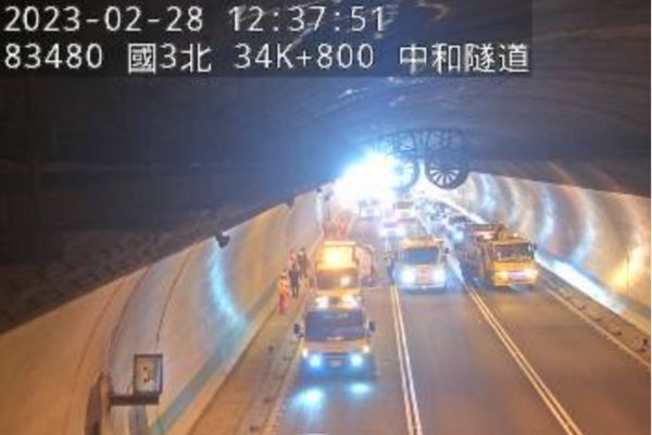 ▲▼             國道3號北向34.8公里處中和隧道今(28)日上午11時42分發生車禍！。（圖／翻攝自國道監視器）