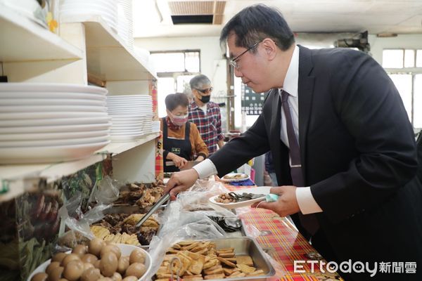 ▲台南安平超過40年的知名麵店「啞吧麵」老闆士林春峯退休，後續將交棒給女兒林姿君和女婿接力經營，市長黃偉哲特地造訪用餐，並向老闆親獻祝福，期許麵店能傳承在安平飄香。（圖／記者林悅翻攝，下同）