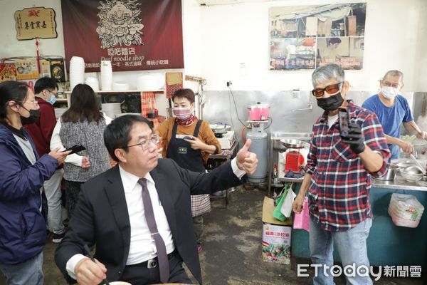 ▲台南安平超過40年的知名麵店「啞吧麵」老闆士林春峯退休，後續將交棒給女兒林姿君和女婿接力經營，市長黃偉哲特地造訪用餐，並向老闆親獻祝福，期許麵店能傳承在安平飄香。（圖／記者林悅翻攝，下同）