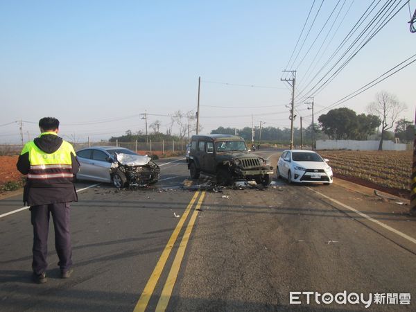 ▲妙齡女清晨酒駕迷霧還逆向蛇行，正面撞軍車「車頭全爛」。（圖／記者游瓊華翻攝）