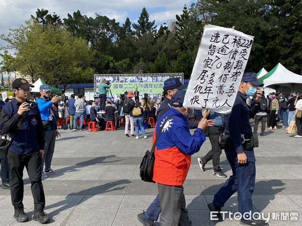 ▲▼台灣國家聯盟228紀念會 身著國旗裝的男子鬧場。（圖／記者呂晏慈翻攝）