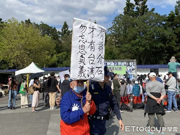 ▲▼台灣國家聯盟228紀念會 身著國旗裝的男子鬧場。（圖／記者呂晏慈翻攝）