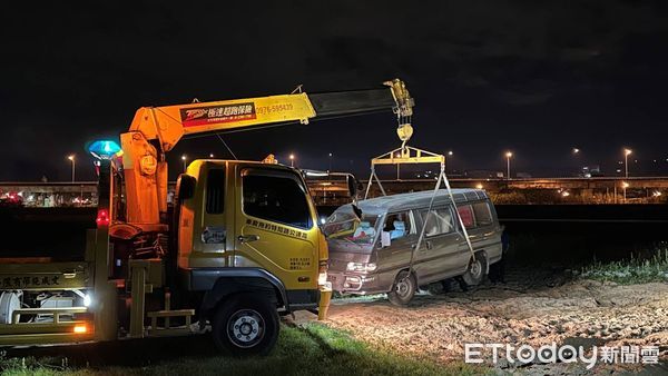 ▲民眾深夜開車赴河岸觀星卻遇刁車，中興暖警協助脫困。（圖／記者高堂堯翻攝，下同）