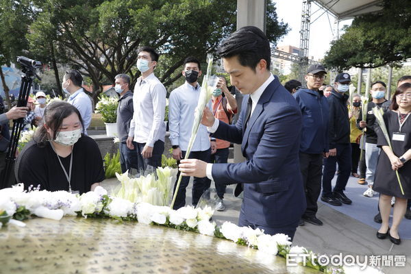 ▲▼台北市二二八事件76周年紀念會今日於228紀念公園舉行，前後任台北市長馬英九蔣萬安與228受難家屬共同出席。紀念會過程中，抗議群眾突破警方封鎖，衝入會場高喊：殺人兇手道歉下台。（圖／記者湯興漢攝）