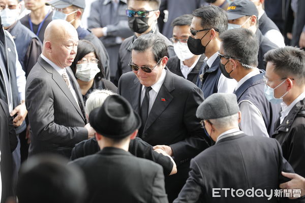 ▲▼台北市二二八事件76周年紀念會今日於228紀念公園舉行，前後任台北市長馬英九蔣萬安與228受難家屬共同出席。紀念會過程中，抗議群眾突破警方封鎖，衝入會場高喊：殺人兇手道歉下台。（圖／記者湯興漢攝）